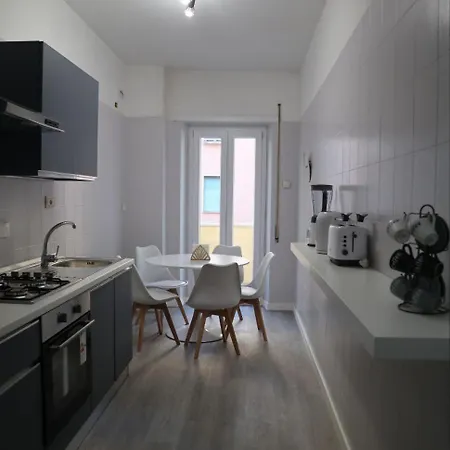 Sara's - Modern Near Metro, Perfect For Families And Groups In Appartamento Roma